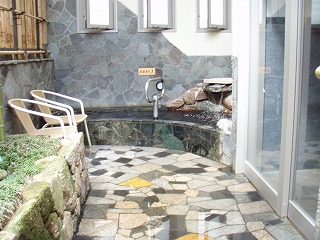 武蔵小山温泉清水湯の露天風呂　黒湯