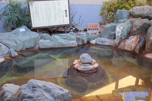 露天風呂の岩風呂