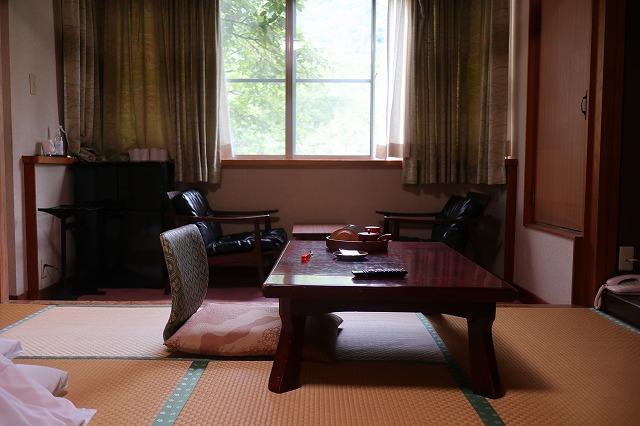 客室のテーブル