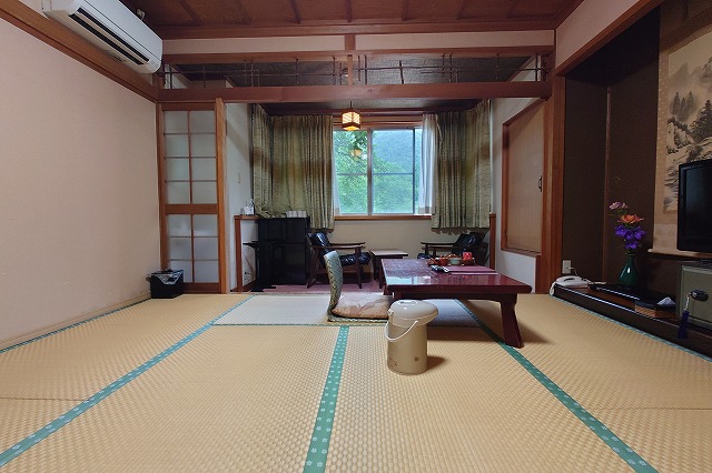 布団無しの客室