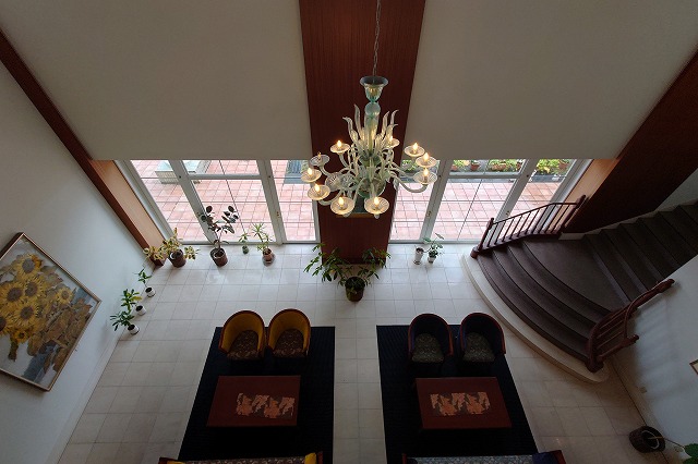 吹き抜けを見下ろしたところ