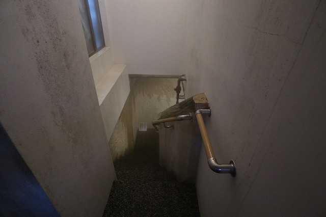 能登屋旅館の貸切風呂に下りる階段
