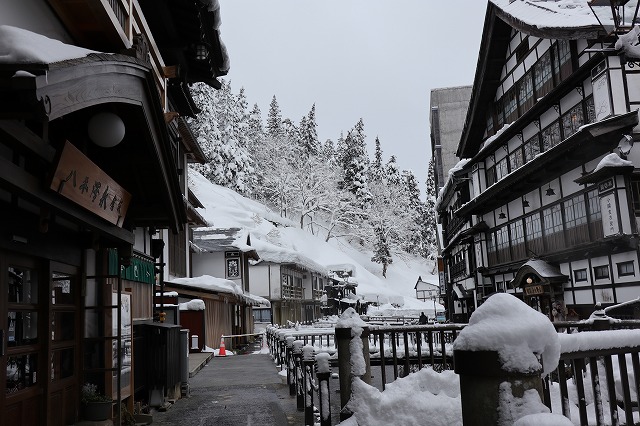 雪の銀山温泉街