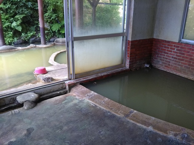 黄金温泉金生館の男湯内湯と露天風呂