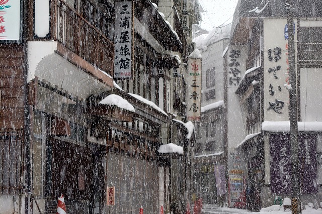 雪の肘折温泉街