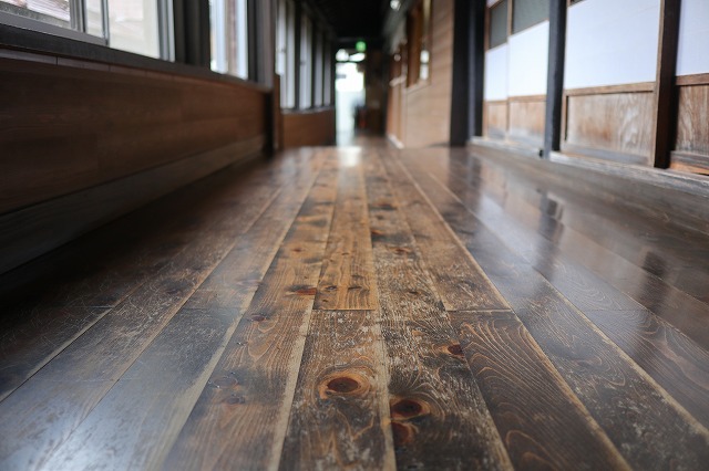 館内の板張りの廊下