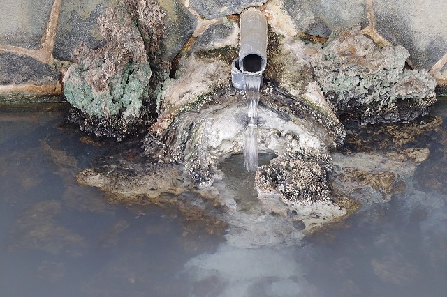 女湯内湯の湯口