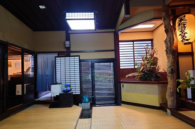 西屋の館内