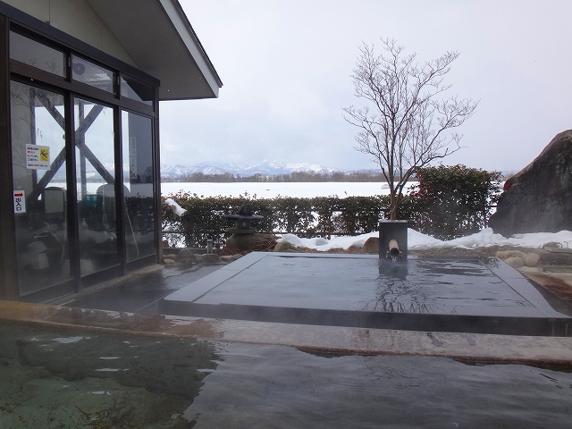 おいたま温泉 賜の湯の雪原が見える露天風呂