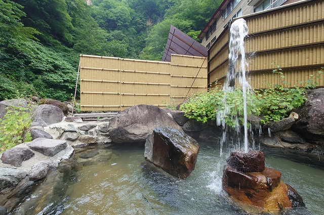男湯露天風呂の噴水湯口