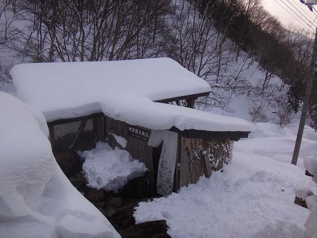 新高湯温泉 吾妻屋旅館の雪に埋もれる露天風呂