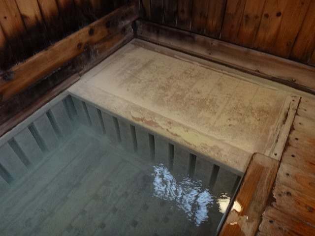 蔵王温泉　川原湯共同浴場のスリット