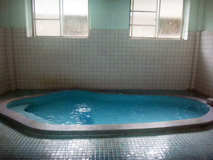 下部温泉湯元ホテルの男湯の非加熱浴槽
