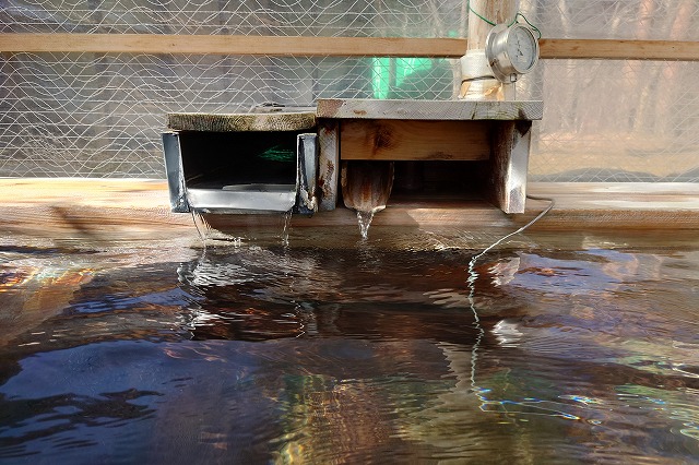 木の浴槽の湯口