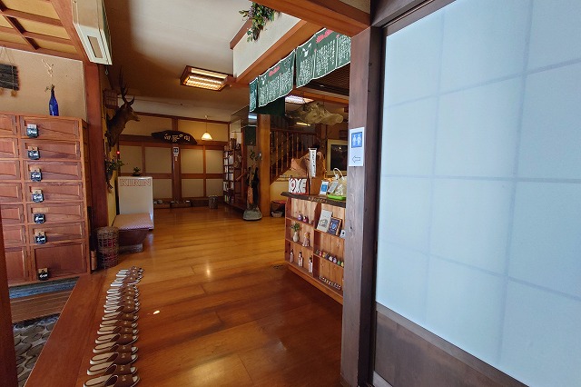 奈良田温泉白根館の玄関