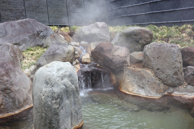 男湯露天風呂の湯口