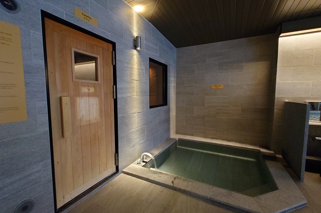 サウナ入り口と水風呂