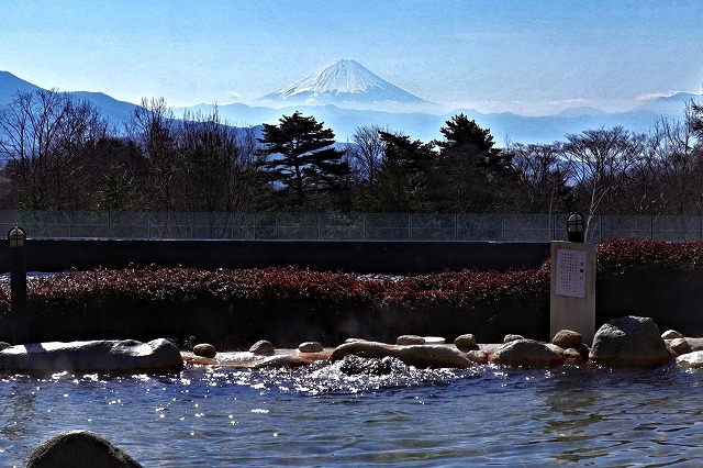 パノラマの湯の露天風呂と富士山