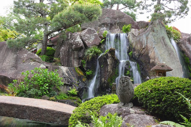 銘石の宿かげつの日本庭園の滝