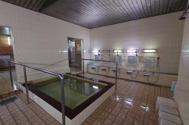 竜王ラドン温泉の洗い場と水風呂