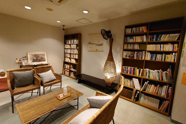 湯村ホテルの図書室