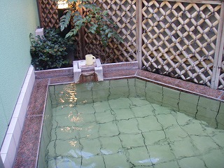 草津温泉(山梨県甲府市)の露天風呂と飲泉用コップ