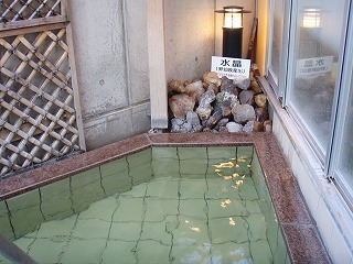 草津温泉(山梨県甲府市)の露天風呂と水晶