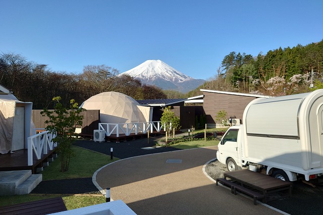 グランドーム富士忍野と富士山の風景