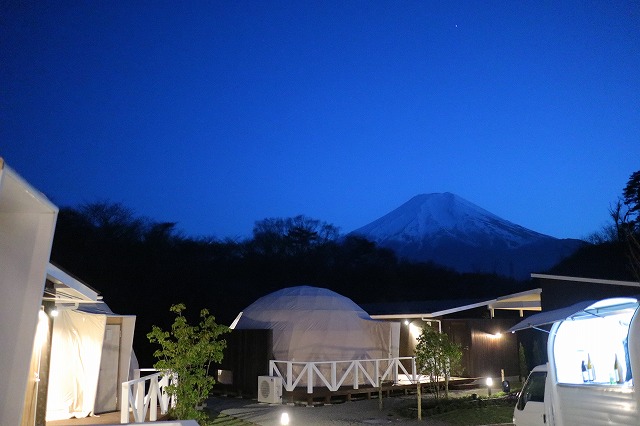 夜のドームテントと富士山
