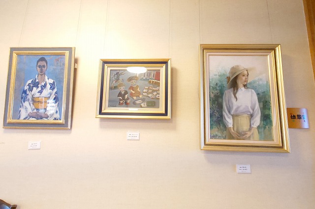 館内の絵画続き