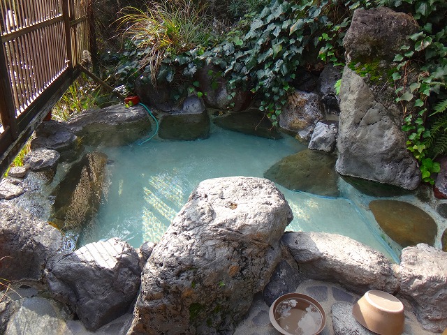紫尾温泉旅籠しび荘の露天風呂の岩風呂