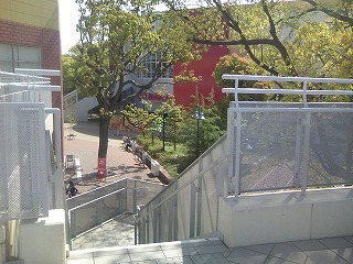 ららぽーと甲子園G駐車場側入口へ続く階段