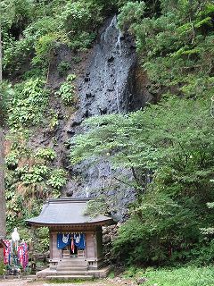 羽黒山神社　滝の前の祠