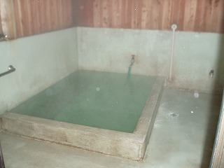 草津温泉　千歳の湯の浴室と浴槽
