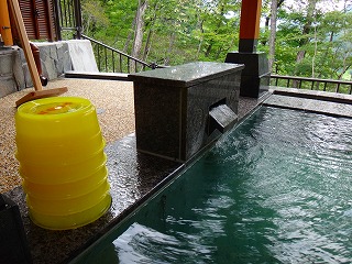 川原湯温泉王湯会館の露天風呂の湯口