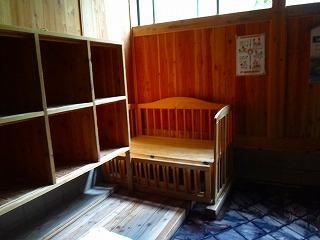 草津温泉　地蔵の湯の脱衣棚とベビーベッド