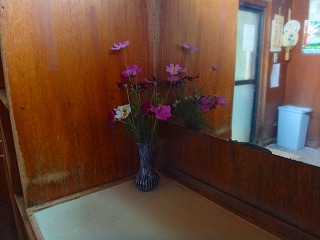 草津温泉　長栄の湯の脱衣所　花が飾られている