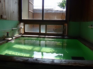 草津温泉　こぶしの湯の窓と坪庭