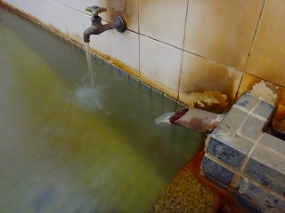 渋温泉笹の湯の湯口