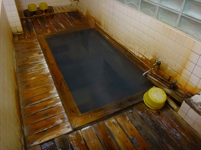 渋温泉神明滝の湯の浴室