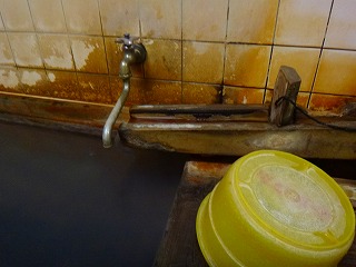 渋温泉神明滝の湯の湯口