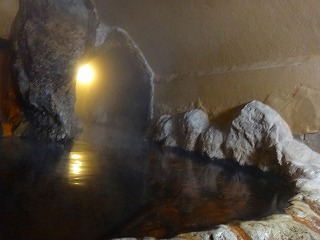 黒川温泉新明館の洞窟風呂の中