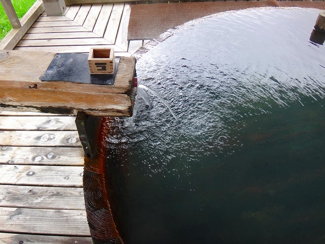 山恵の湯の含鉄酸性緑礬泉の樽風呂