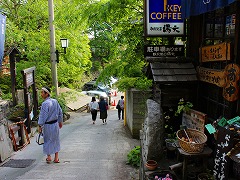 野沢温泉麻釜の前の坂