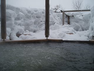 竜ヶ窪温泉の雪に囲まれた露天風呂