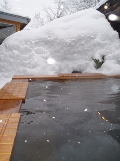 千手温泉千年の湯の桧の露天風呂