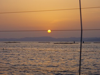 小浜温泉波の湯茜から見る海に沈む夕日