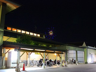 ゆららの湯奈良店の花火みたいな電飾と駐輪場