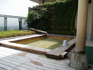 岳温泉 光雲閣の露天風呂