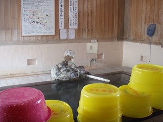 野沢温泉中尾の湯の浴室と桶